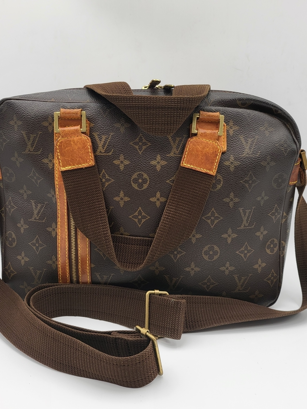 LOUIS VUITTON Monogram Sac Bosphore Messenger Bag..Authentic...